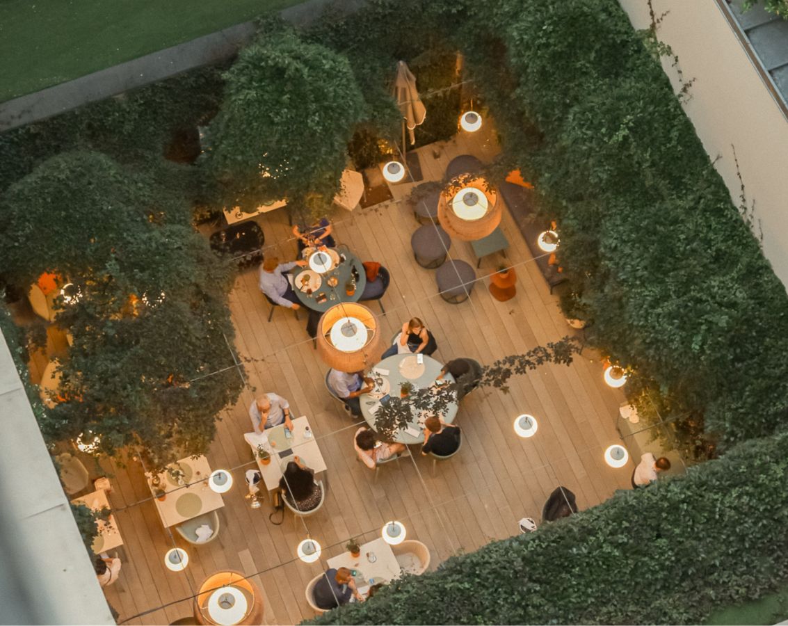 Patio terrasse restaurant Monsieur Lancaster Paris 8e Champs-Elysées restaurant gastronomique menu de saison