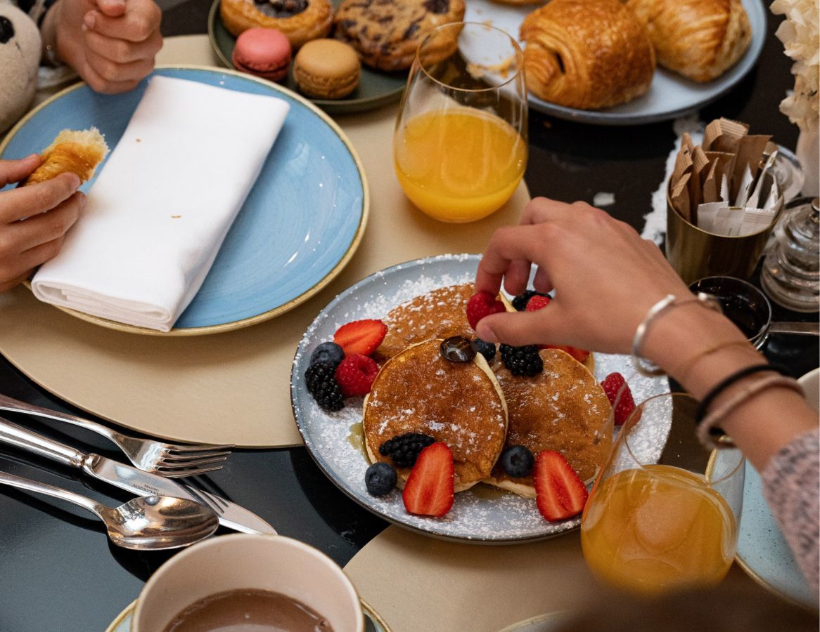 Petit-déjeuner Breakfast buffet hôtel 5 étoiles Paris 8e arrondissement Champs Elysées