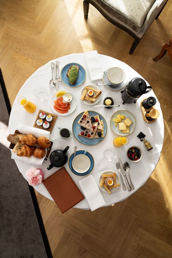Complimentary breakfast book luxury hotel in Paris champs elysées